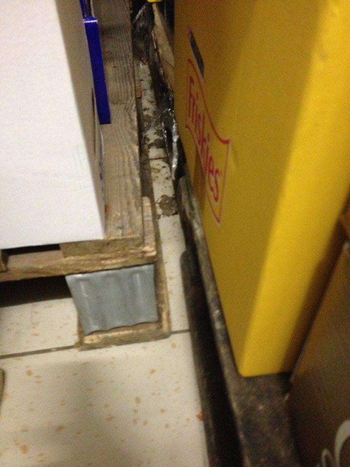 V skladovom priestore prevádzky znečistená podlaha.