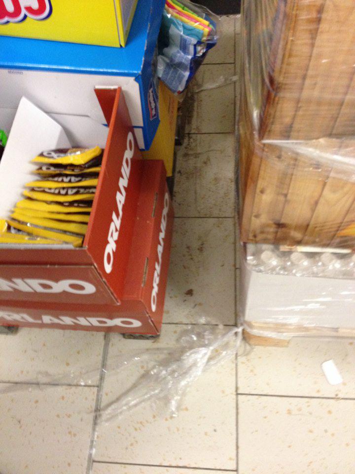 V skladovom priestore prevádzky znečistená podlaha.