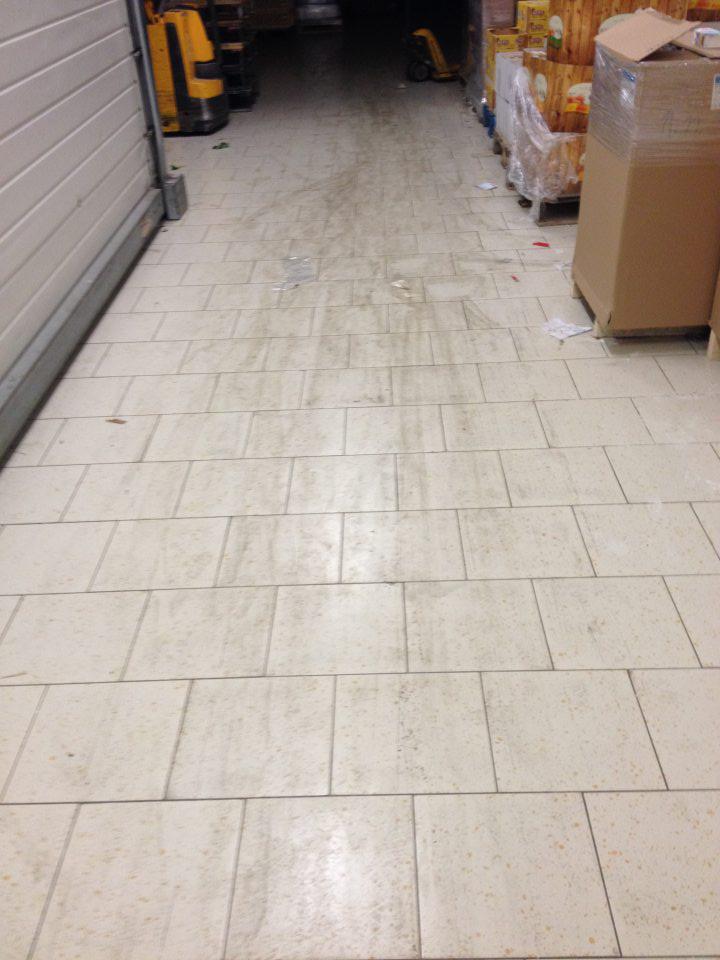 V skladovom priestore prevádzky znečistená podlaha.