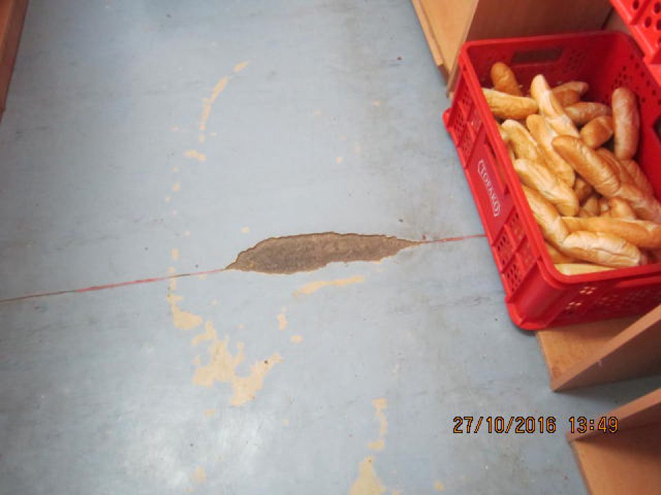 Na predajnej časti prevádzky poškodená podlaha.