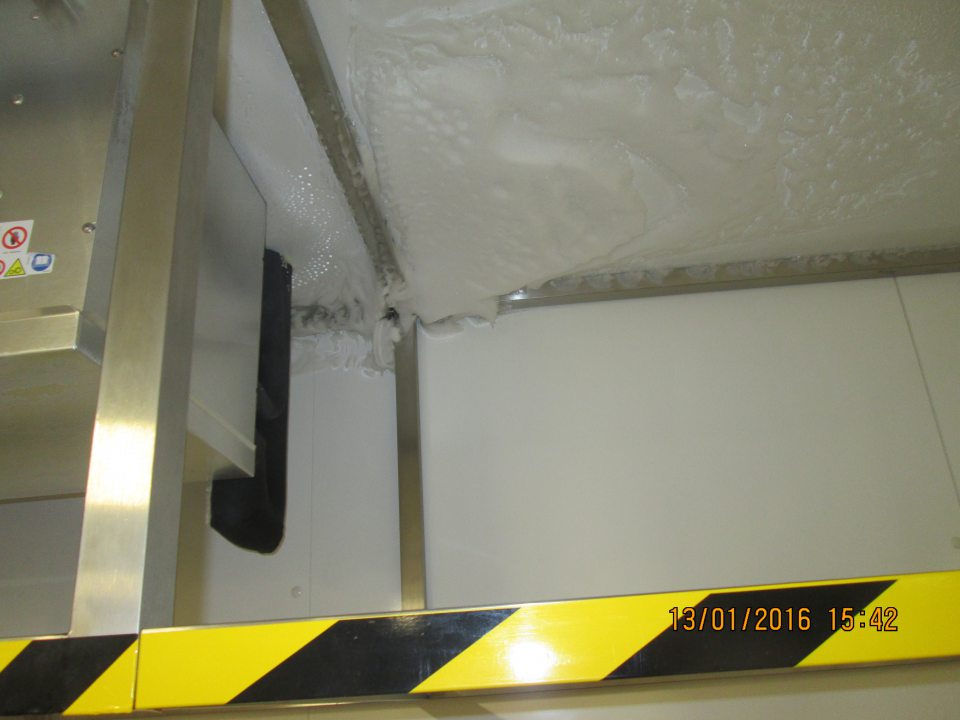 Výskyt hrubej vrstvy námrazy na výparníku v mraziacom boxe s uskladnenými hlbokomrazenými pekárskymi polotovarmi