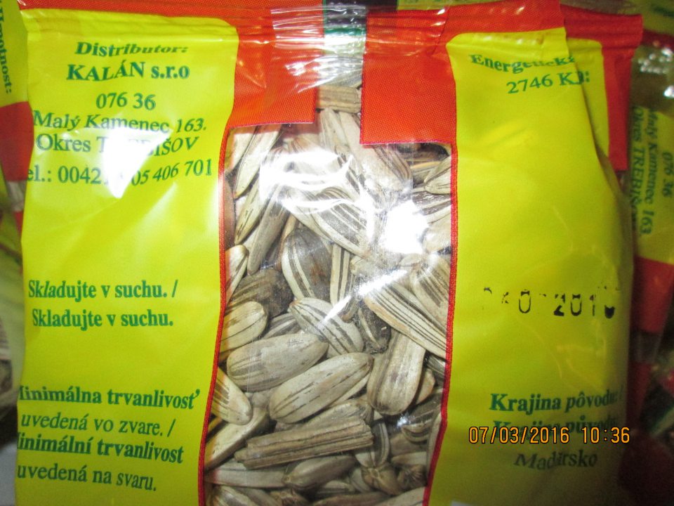 Výrobok ponúkaný na predaj s nečitateľným dátumom minimálnej trvanlivosti.