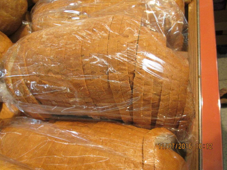 Chlieb ponúkaný na predaj bez akéhokoľvek označenia.