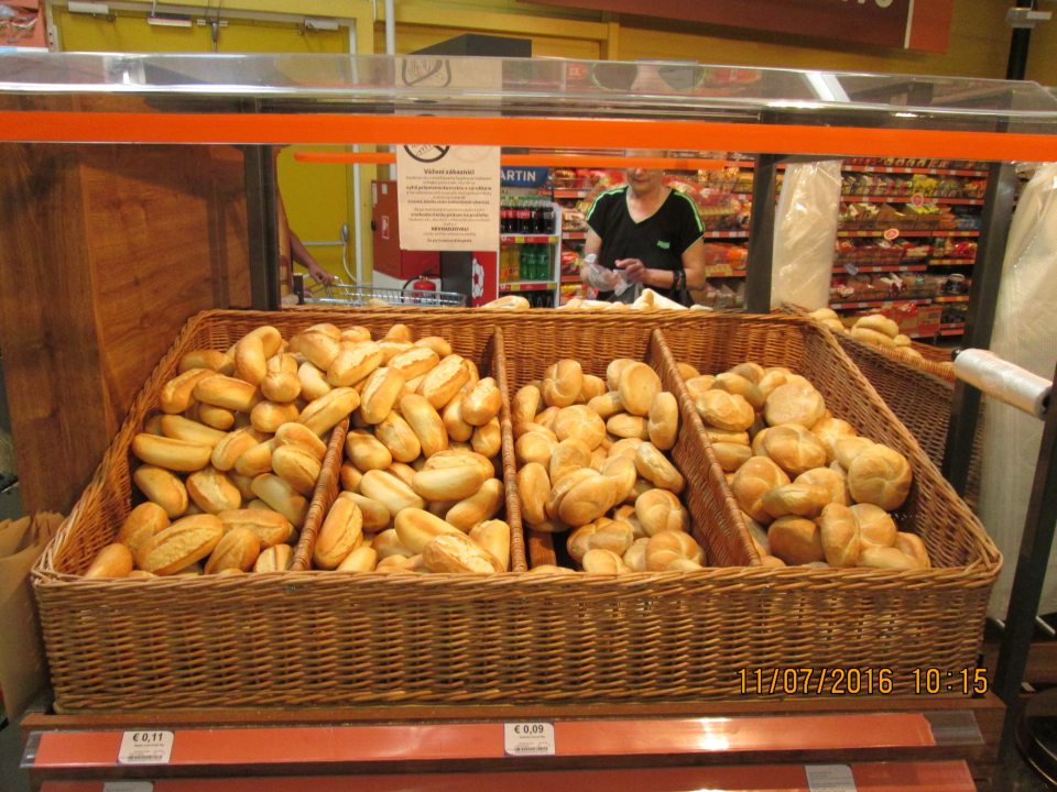 V predajni chýba prekrytie nebalených pekárskych výrobkov krytom.