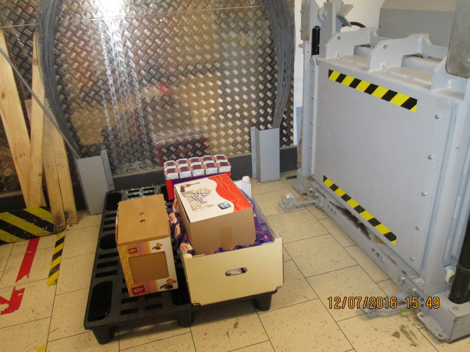 V zázemí predajne pri výstupe z lisu s vylisovaným odpadom (kartóny) uskladnené potraviny.