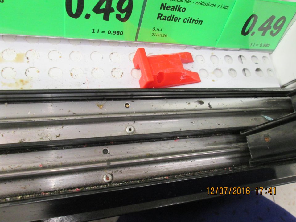 Na predajnej ploche znečistená  chladnička s uloženými nealko nápojmi.