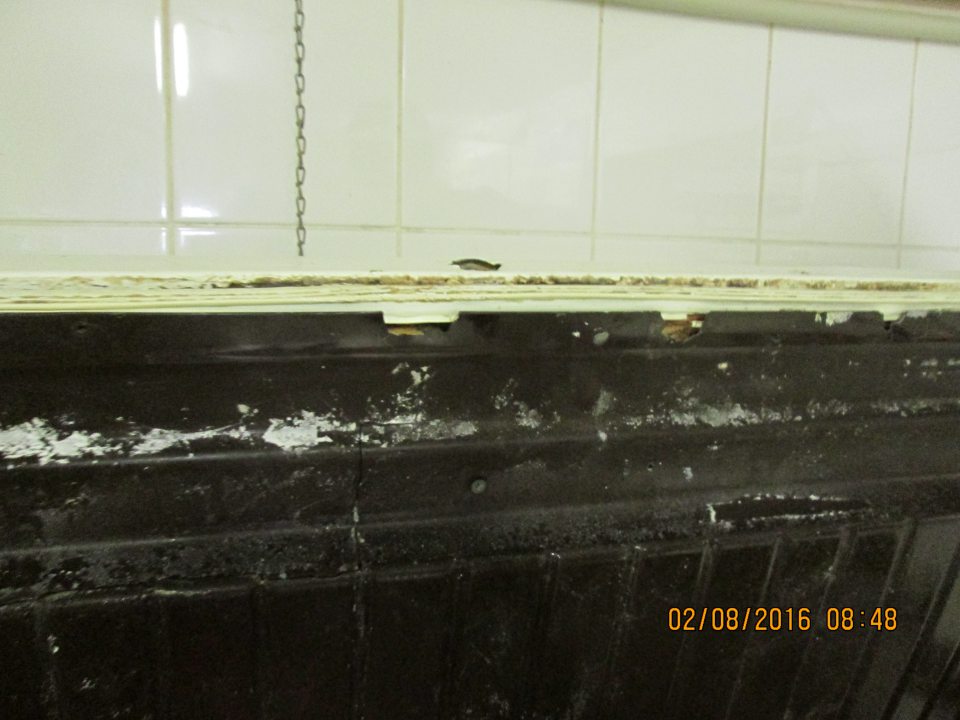 V prevádzke chladiace zariadenie používané na chladenie múky je z vnútornej časti znečistené a vrchná časť na viacerých miestach poškodená a vylomená.