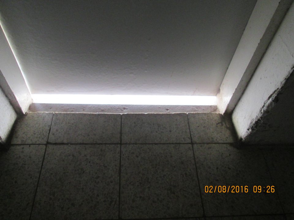 Netesné dvere v skladovacom priestore na uskladnenie finálnych výrobkov.