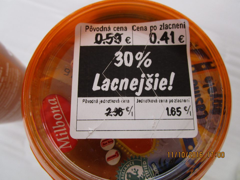 Na predávanom mliečnom nápoji nie je čitateľný dátum spotreby.