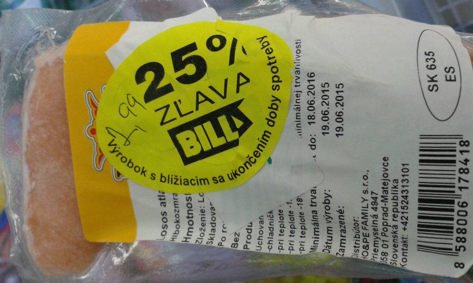 Predaj tovaru s prekrytím povinných informácií zľavovou etiketou.