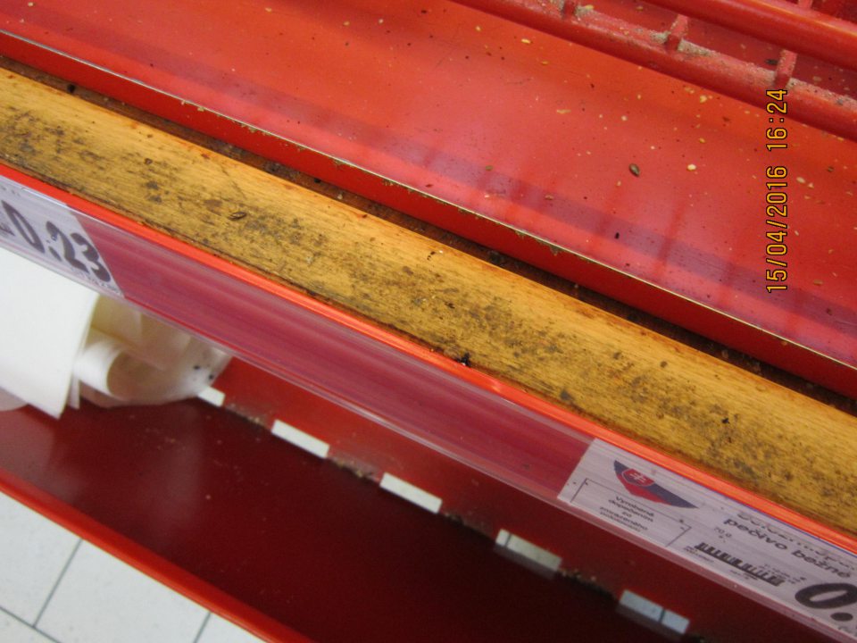 Znečistené zariadenie používané na predaj nebalených pekárenských výrobkov.