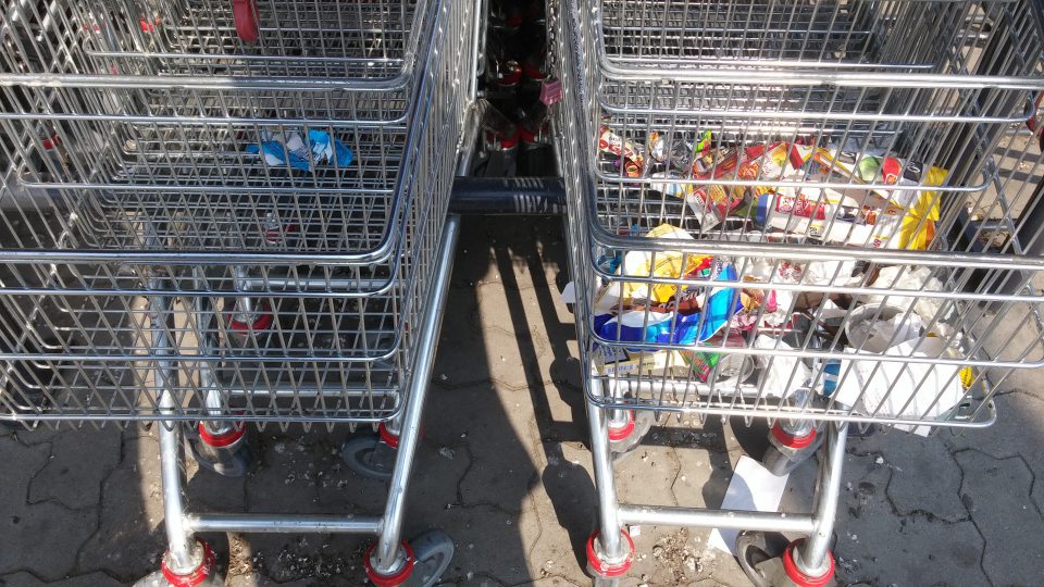 V predajni znečistené nákupné vozíky.