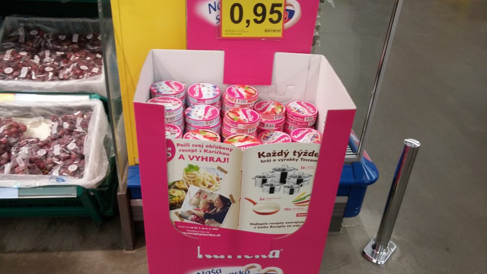 Vystavovanie potravín na pracovnej ploche mimo chladiaceho zariadenia.