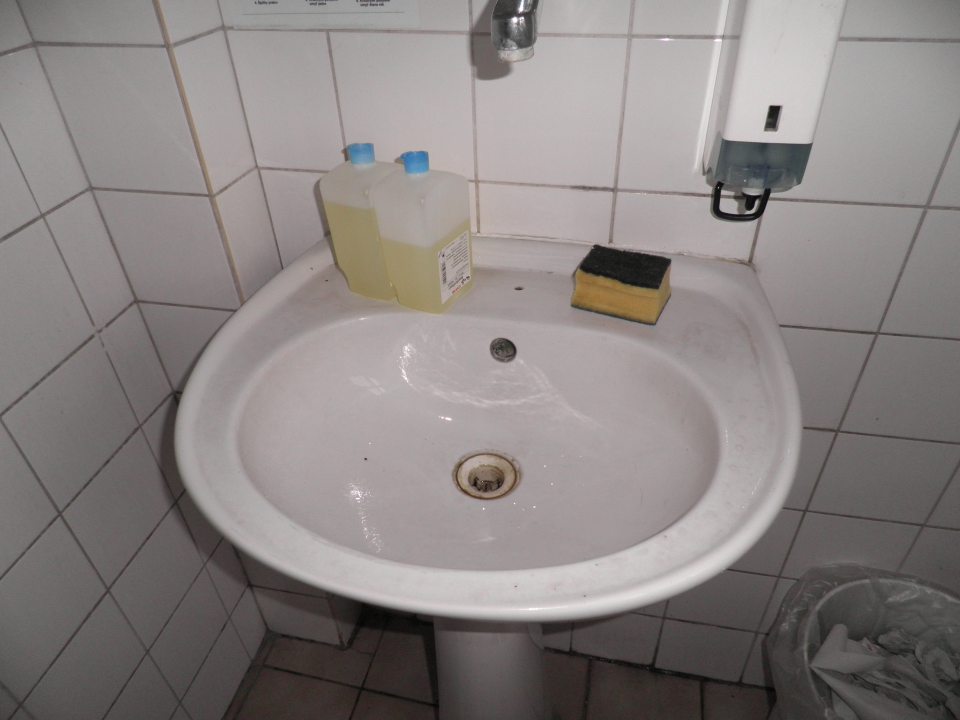 Pri umývadle na umývanie rúk vo WC chýbajú prostriedky na hygienické osušenie rúk.