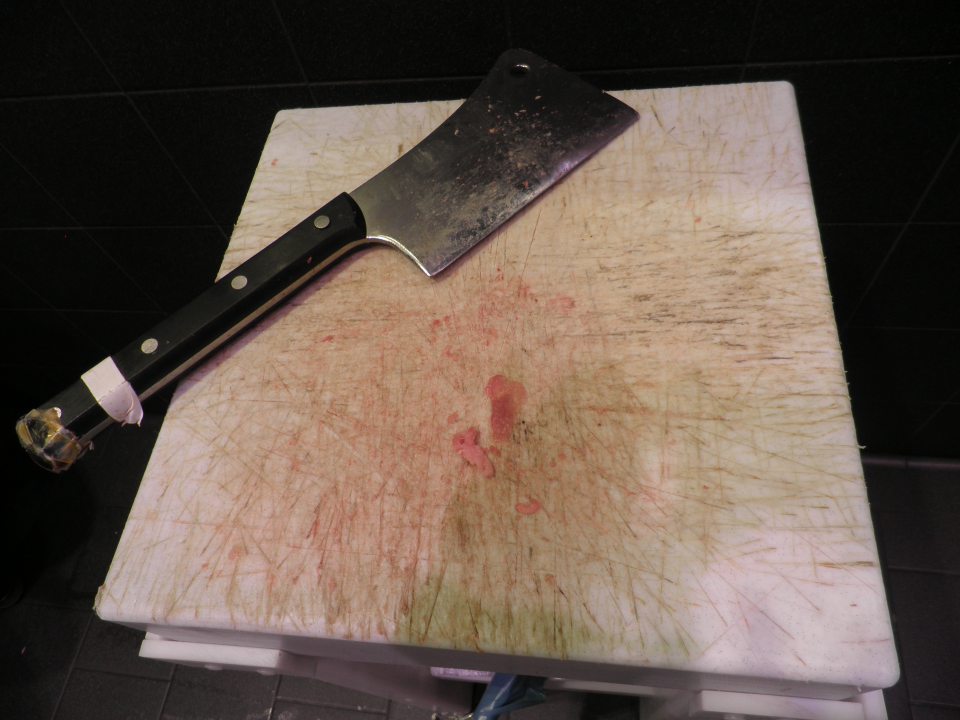 V predajni znečistený a poškodený povrch plastového klátu na sekanie mäsa.