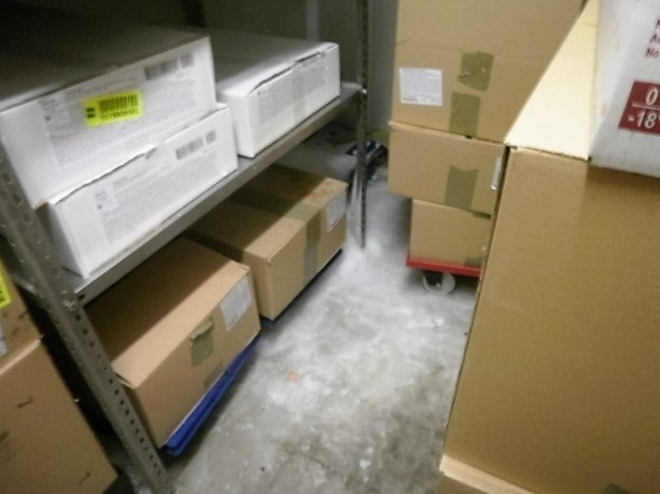 V skladových priestoroch prevádzky v mraziacom boxe pečivo na podlahe.