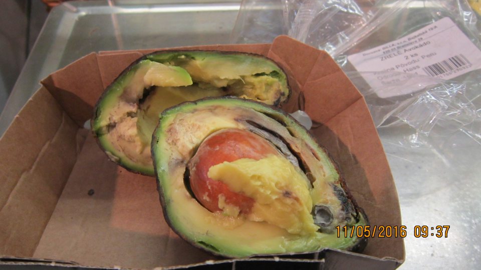 Avokádo zrelé, odr. Hass - zistený výskyt hniloby vo vnútri plodín a plesne na povrchu plodín.