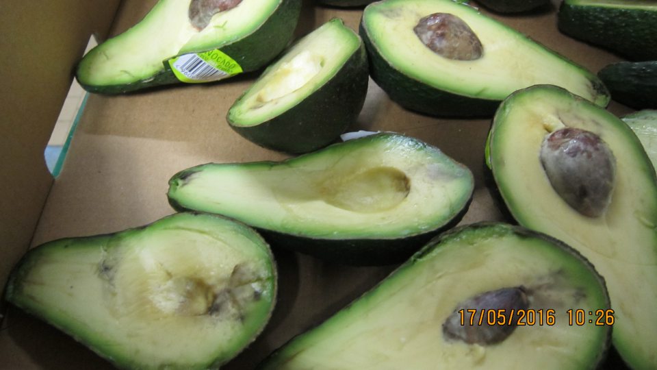 Predaj ovocia nevhodnej na ľudskú spotrebu - výskyt vnútornej hniloby.