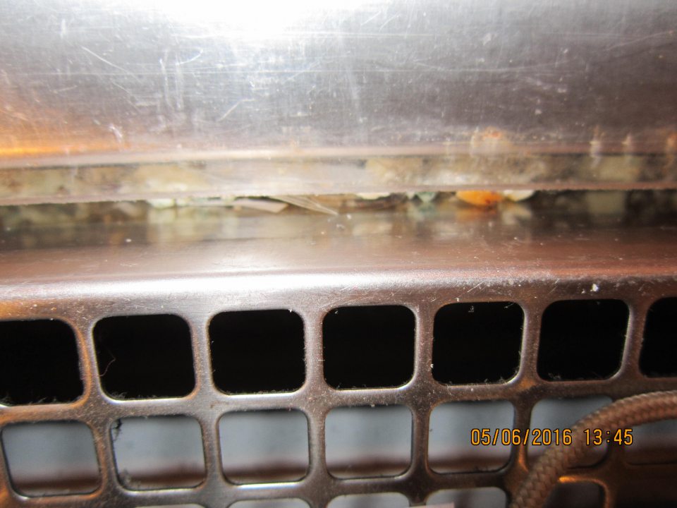 Na predajnej ploche nečistoty v chladiacej vitríne.