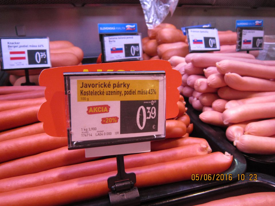 V blízkosti predávaných potravín nie sú uvedené informácie o alergénoch.