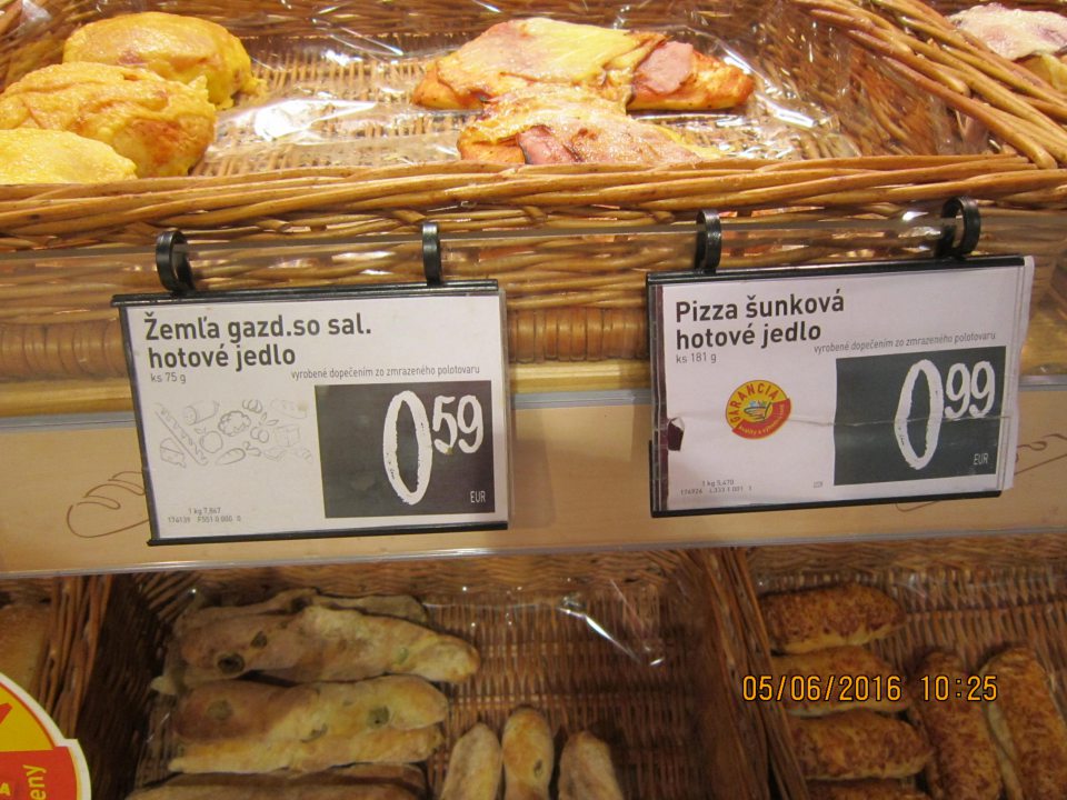 V blízkosti uvedených potravín neboli uvedené informácie o alergénoch v súlade § 3 ods. 1 písm. b) Vyhlášky MPRV č. 243/2015 o požiadavkách na označovanie potravín.