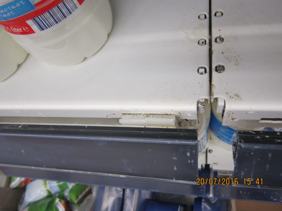 Znečistený regál v predajni.