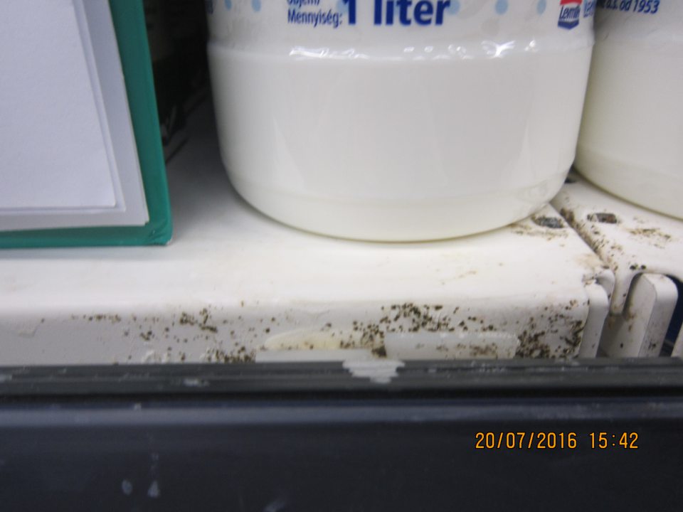 Znečistený regál s výskytom plesne na predajnej ploche.