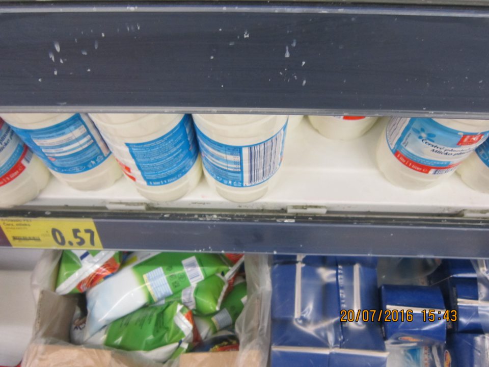 Znečistený regál s výskytom plesne na predajnej ploche.