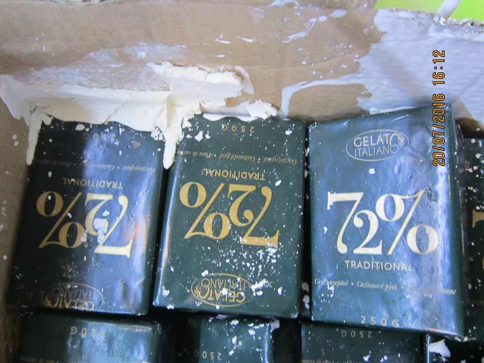 Znečistené mraziace zariadenie.