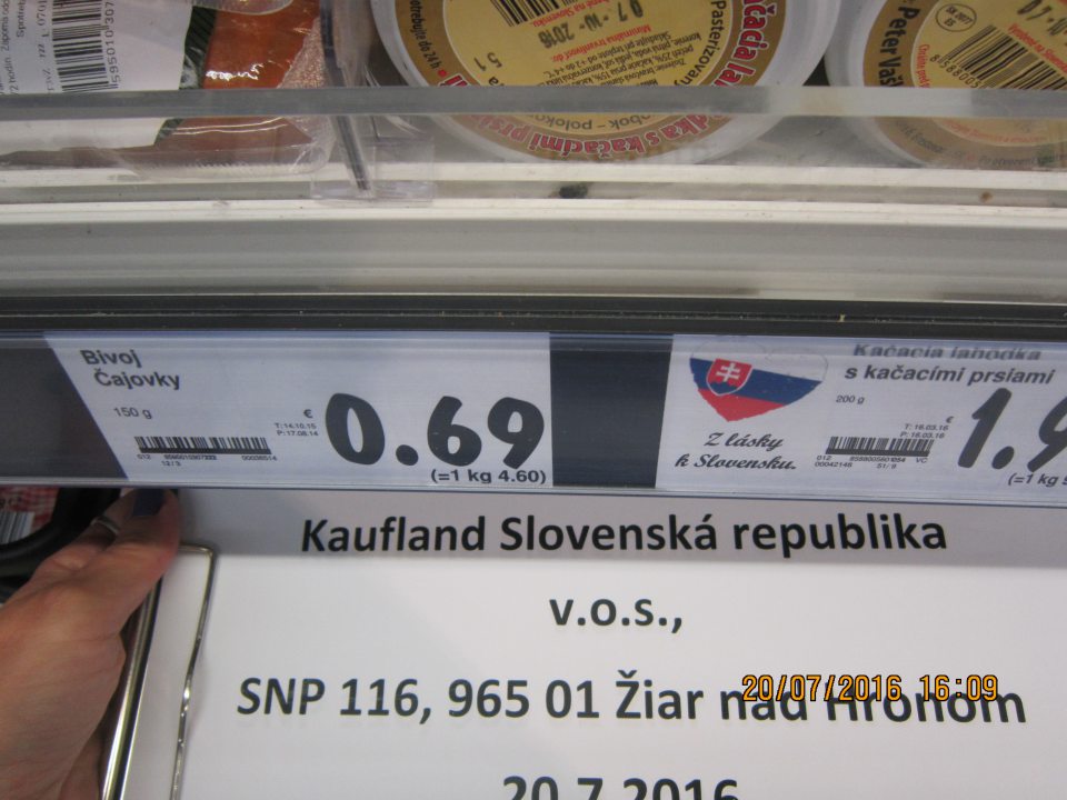 Znečistený regál na predajnej ploche s výskytom uhynutého hmyzu.