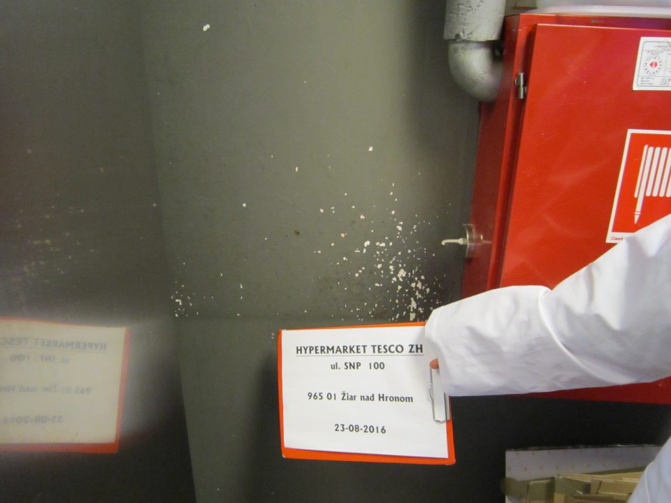 V prevádzke v časti dopeku mrazených pekárenských výrobkov opotrebovaný náter steny.