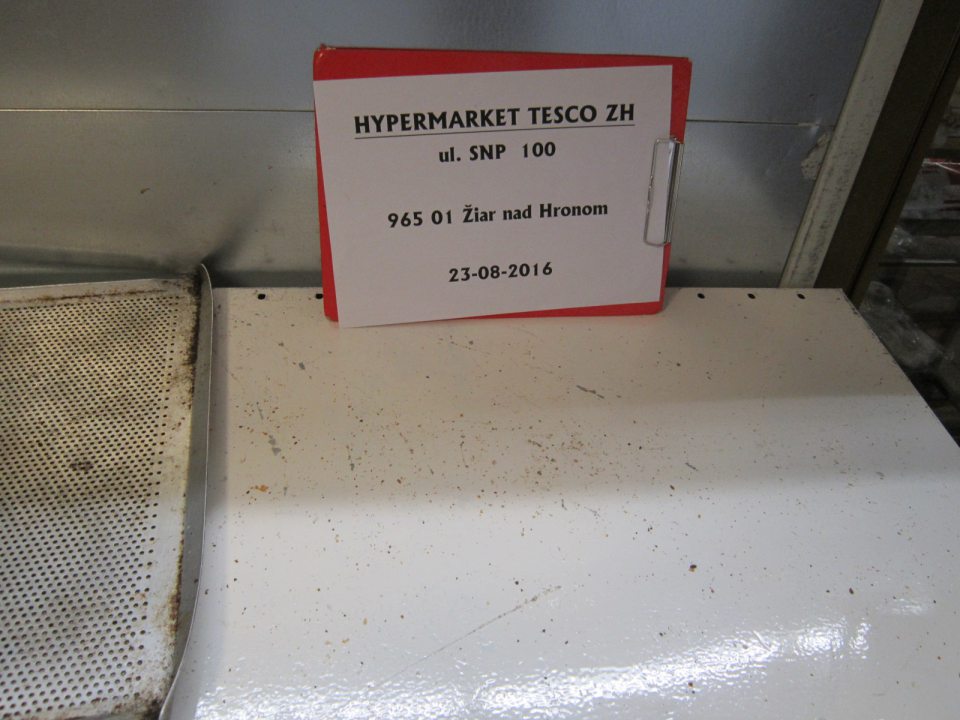 V prevádzke v časti dopeku mrazených pekárenských výrobkov opotrebovaný náter príručného stolíka.