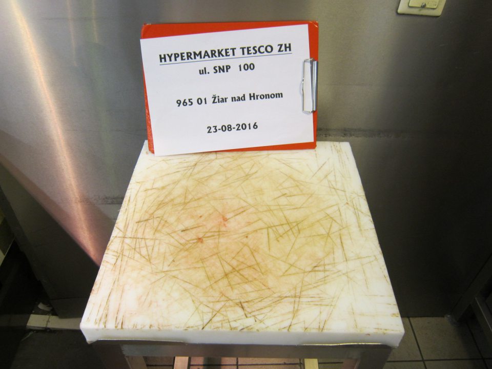 V prevádzke v časti pultového predaja mäsa poškodený povrch klátu na mäso.