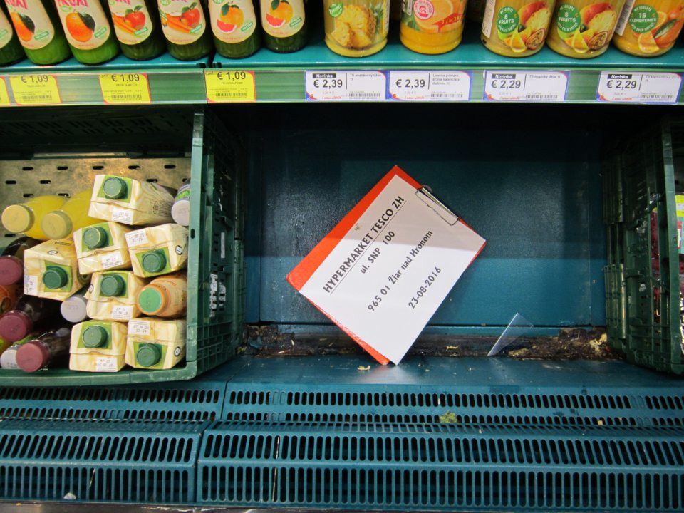 Znečistený regál na uchovávanie ovocia a zeleniny.