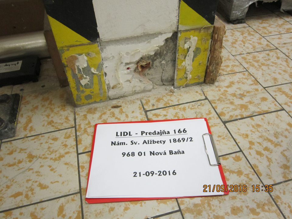 V prevádzke poškodená stena.