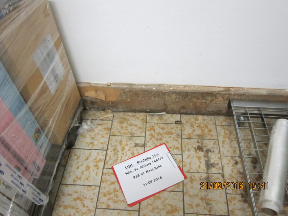 V prevádzke poškodené drevené lišty. 