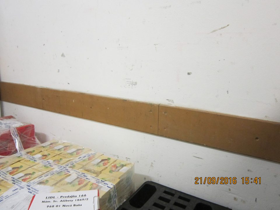 V sklade potravín prevádzky znečistená stena. 