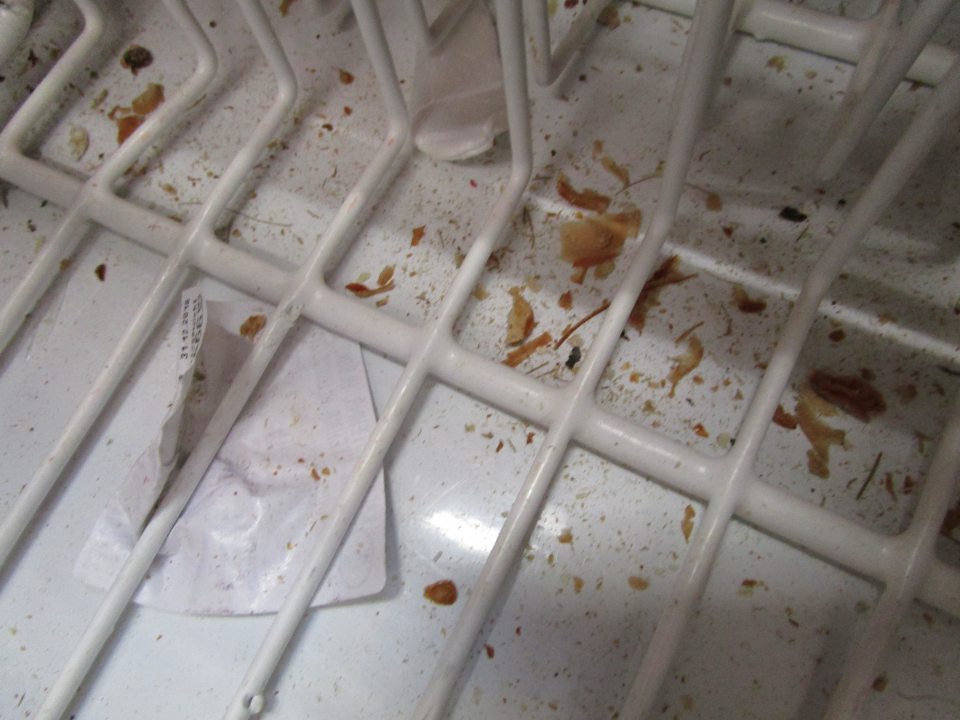 znečistená ložná plocha mraziarenskej vitríny na predajnej ploche