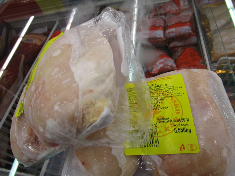 poškodený obal hlbokozmrazenej hydiny