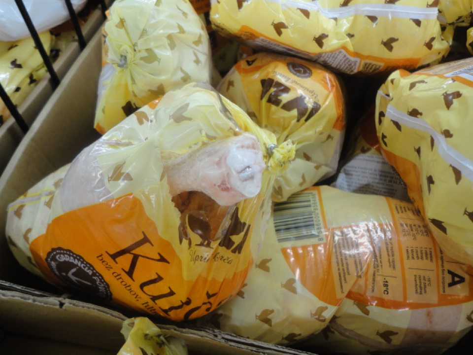 Predaj potravín s poškodeným obalom.