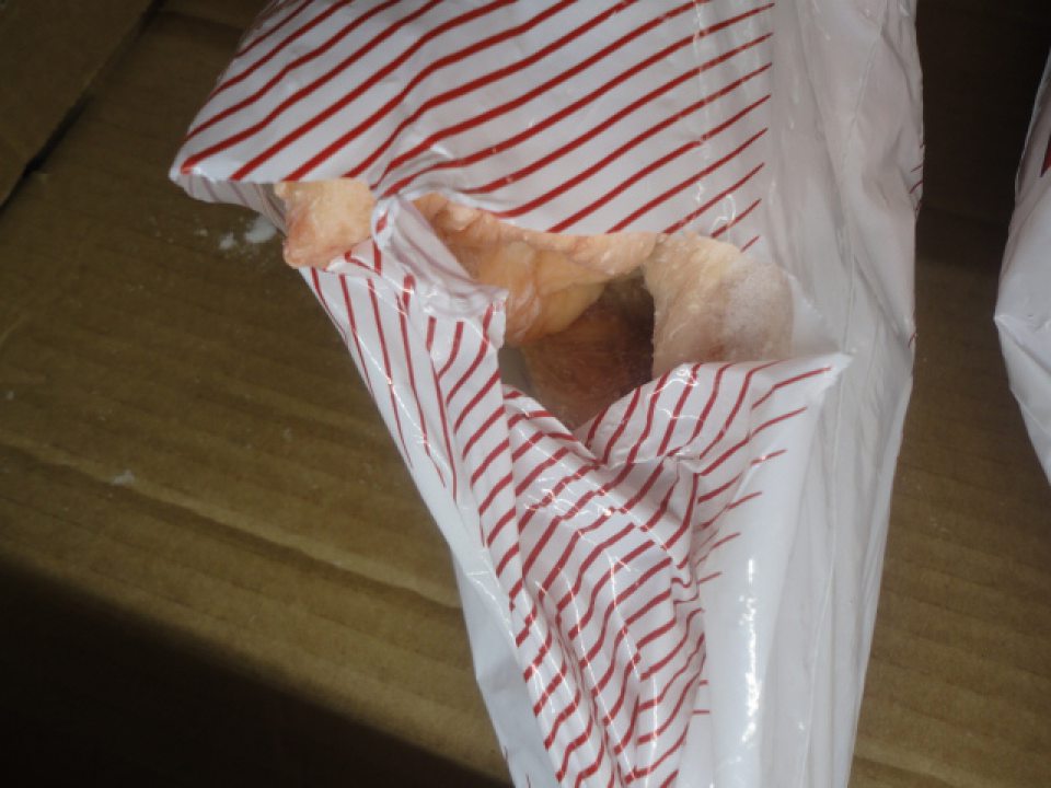 Predaj potravín s poškodeným obalom.