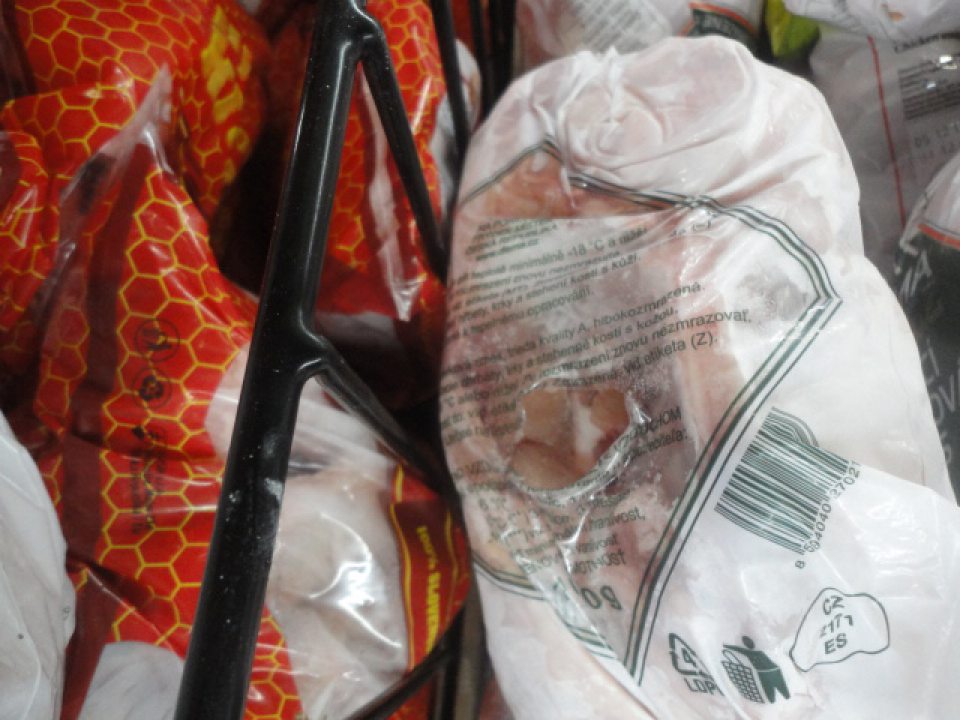 Predaj potravín s poškodeným obalom.