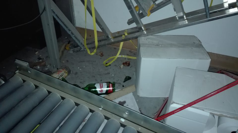 Znečistená podlaha a rozbité fľaše pod fľaškomatom.