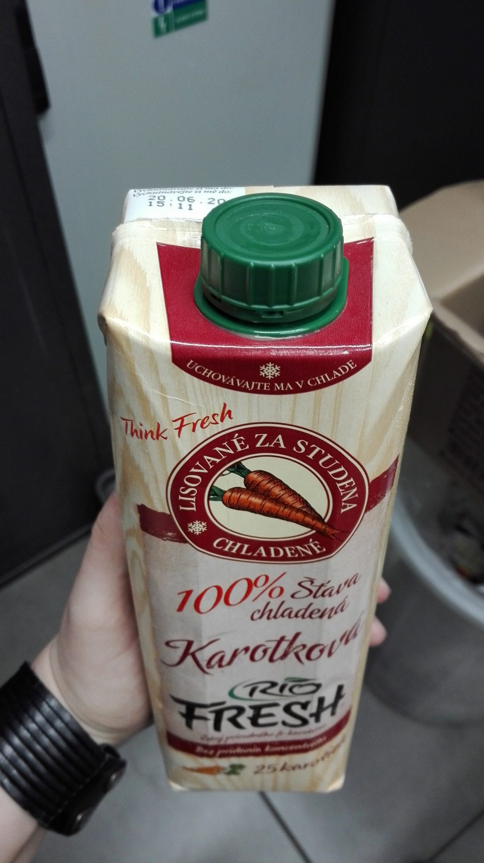 Karotková šťava ponúkaná na predaj po uplynutí dátumu minimálnej trvanlivosti.