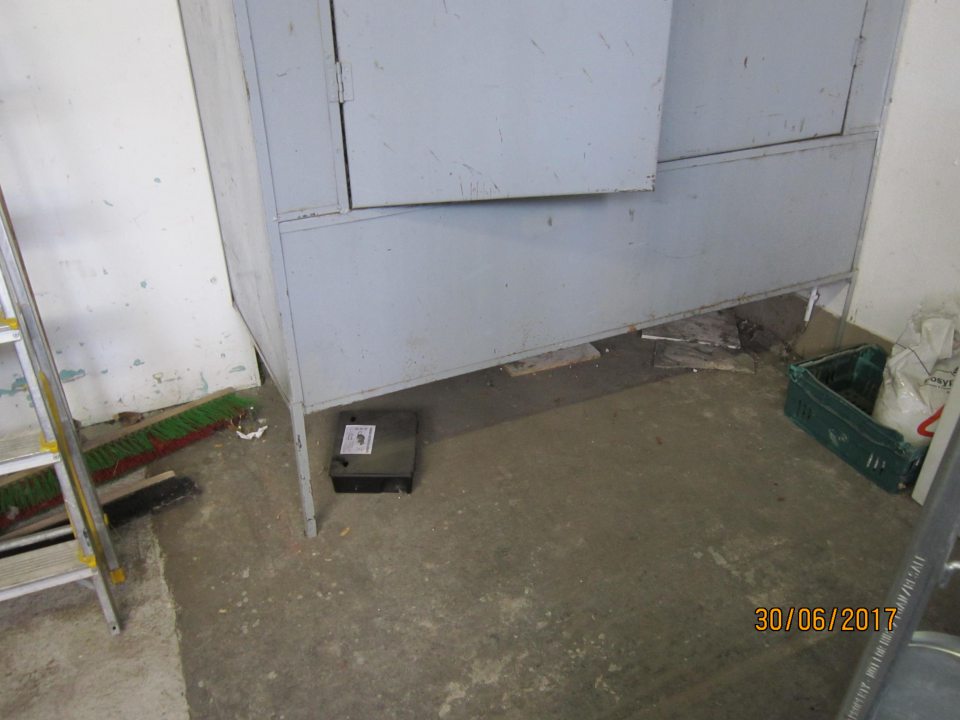 V prevádzke znečistený priestor príjmu tovaru.