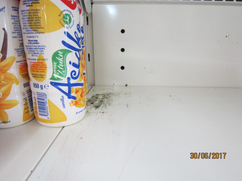 V prevádzke chladiaca vitrína znečistená plesňou.