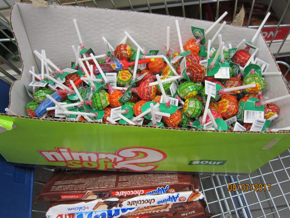 Predaj lízaniek bez označenia.