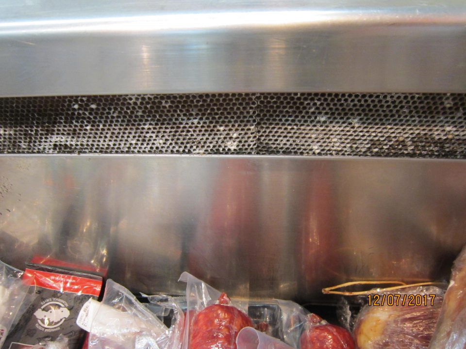 V prevádzke plesňou znečistená chladiaca vitrína. 