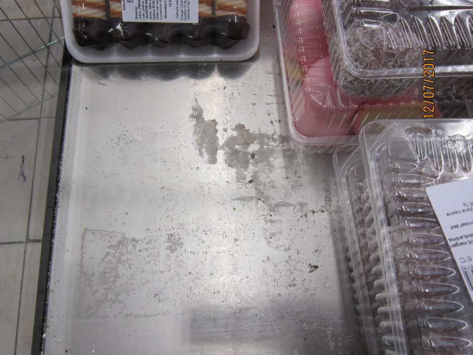 V prevádzke znečistený chladiaci pult na cukrárske výrobky.