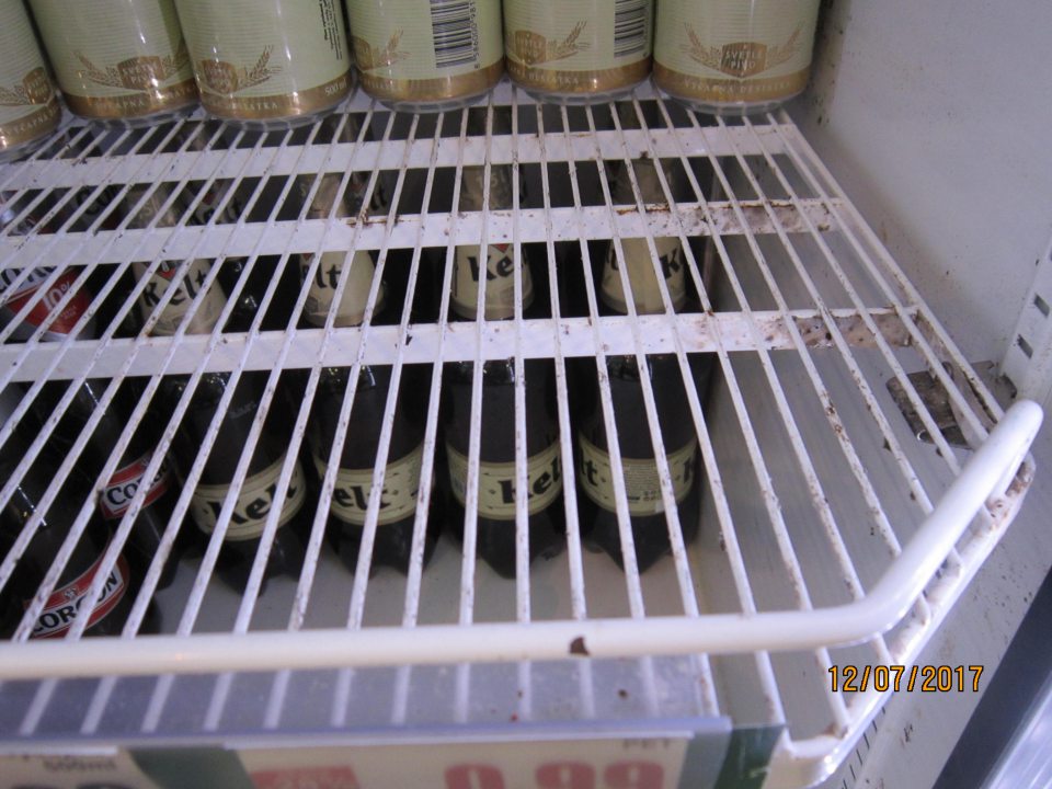 V prevádzke znečistená chladiaca vitrína.